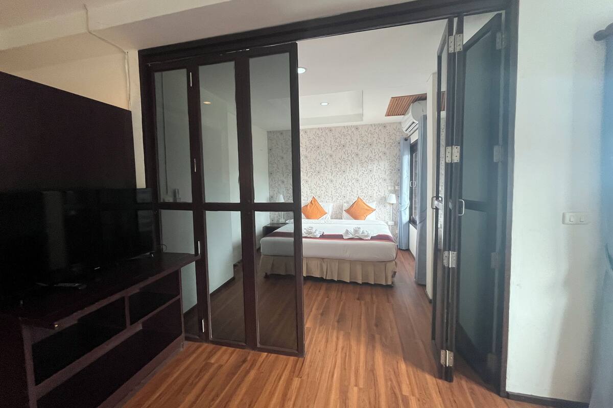 Phòng Deluxe, 1 giường đôi | Bộ đồ giường cao cấp, nệm Select Comfort, két bảo mật tại phòng, bàn 