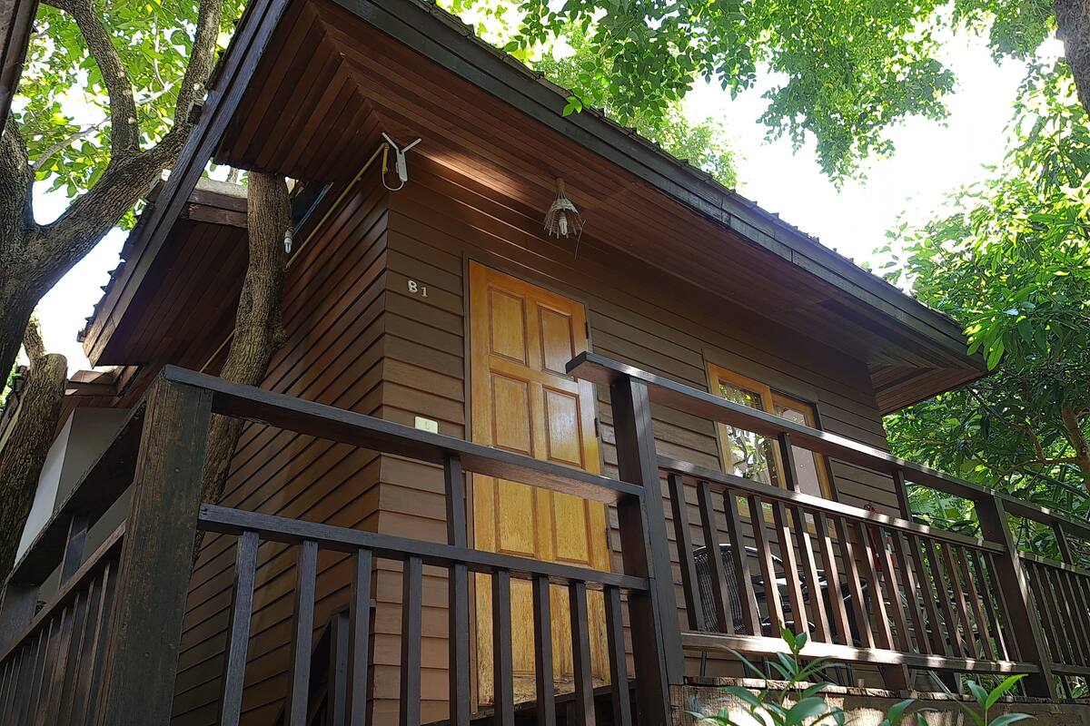 Bungalow Deluxe, 1 giường đôi | Bộ đồ giường cao cấp, nệm Select Comfort, két bảo mật tại phòng, bàn 