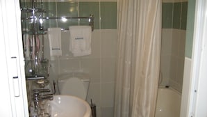 Een badkamer met een wastafel, toilet en douchecabine.