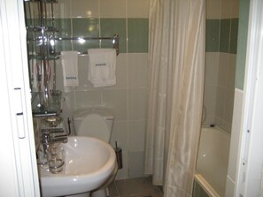 Standard Double Room | Bathroom | Bathtub, towels - Serena Palace Hotel (Douala)