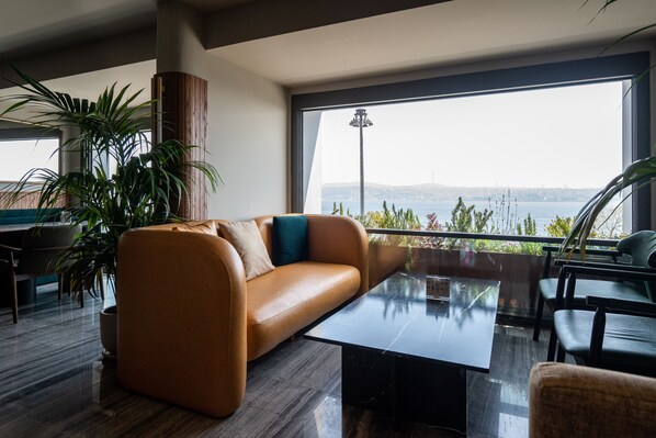 Se sirven almuerzos y cenas; cocina internacional; con vista al mar