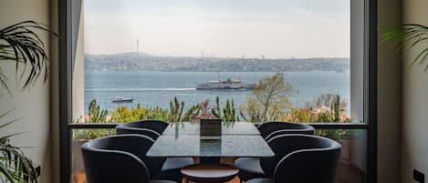 Déjeuner, dîner et brunch servis sur place, vue sur la mer