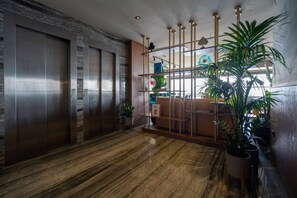 Déjeuner, dîner et brunch servis sur place, vue sur la mer