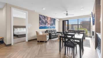 Appart'hôtel, 2 chambres, vue golf | Salle de séjour | TV connectée de 32 pouces avec chaînes numériques, services de streaming