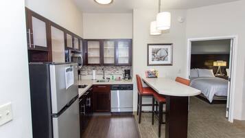 Full-size fridge, microwave, stovetop, dishwasher