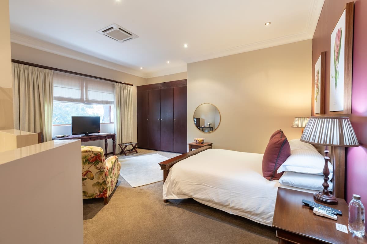Deluxe Room, 1 Queen Bed (2 (16)) | 1 bedroom, premium bedding, minibar, in-room safe