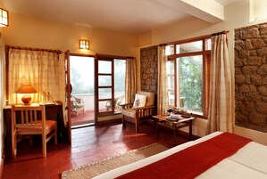 Minibar, caja de seguridad en la habitación y decoración personalizada 