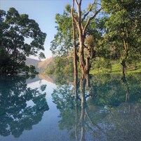Una piscina techada, una piscina al aire libre