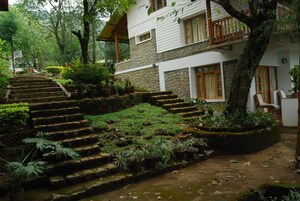 Minibar, caja de seguridad en la habitación y decoración personalizada