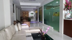 Coin salon dans le hall