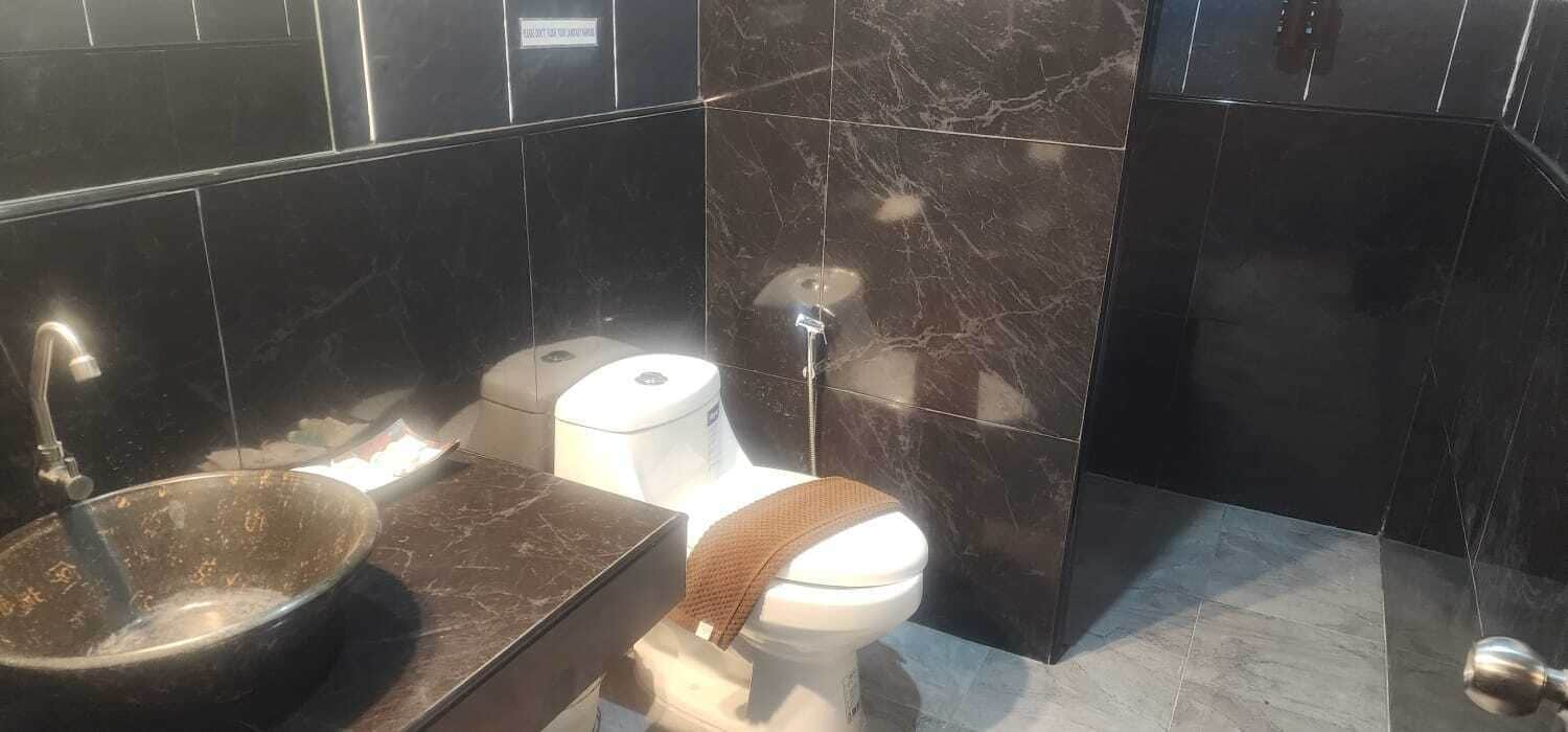 deluxe bungalow | bathroom | hair dryer, towels, soap, shampoo