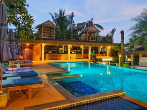 Bar en bord de piscine