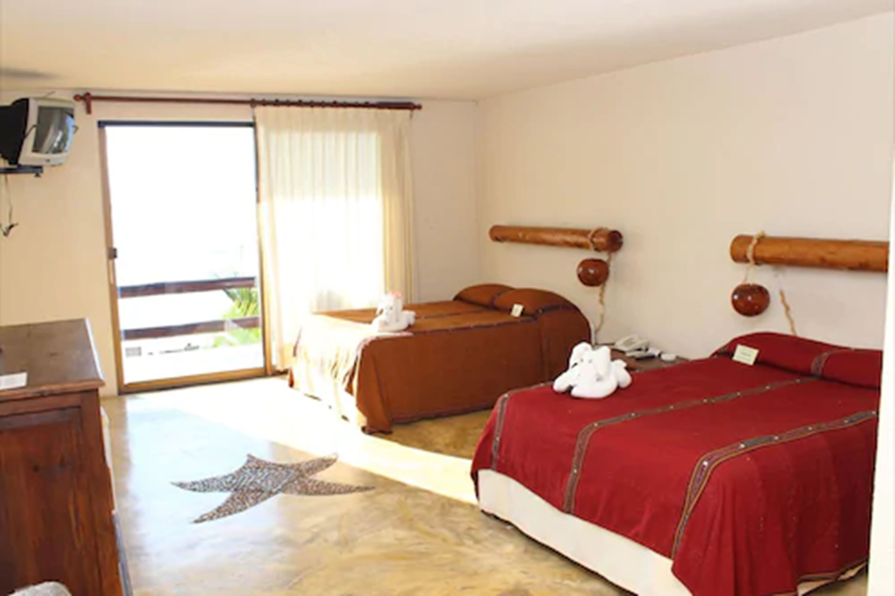 standard room | premium bedding, minibar, in-room safe, desk