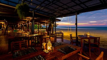 Se sirven desayunos, comidas y cenas con vista a la playa