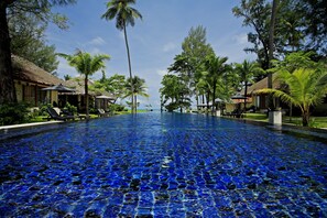 Outdoor pool, pool umbrellas, pool loungers - Bangsak Village - Adults Only (Takua Pa)