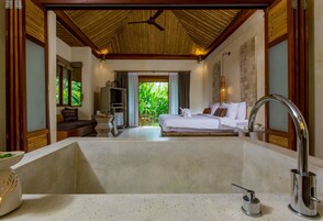 Cottage | Deep soaking bathtub