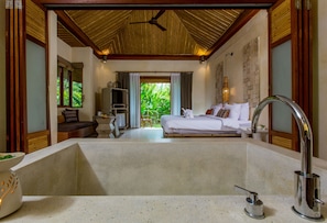 Cottage | Deep soaking bathtub