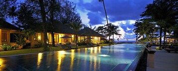 Outdoor pool, pool umbrellas, sun loungers