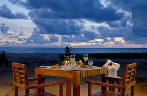 Se sirven desayunos, almuerzos y cenas; con vista a la playa