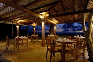 供应早餐、午餐和晚餐，海滩景观