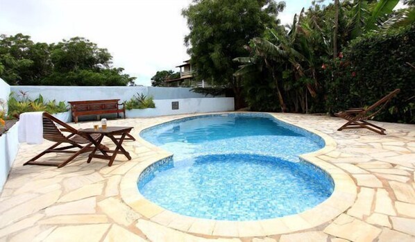 Piscina externa, guarda-sóis, espreguiçadeiras