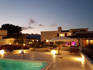 Seasonal outdoor pool, pool umbrellas, pool loungers - Le Zarafe (Caltabellotta)