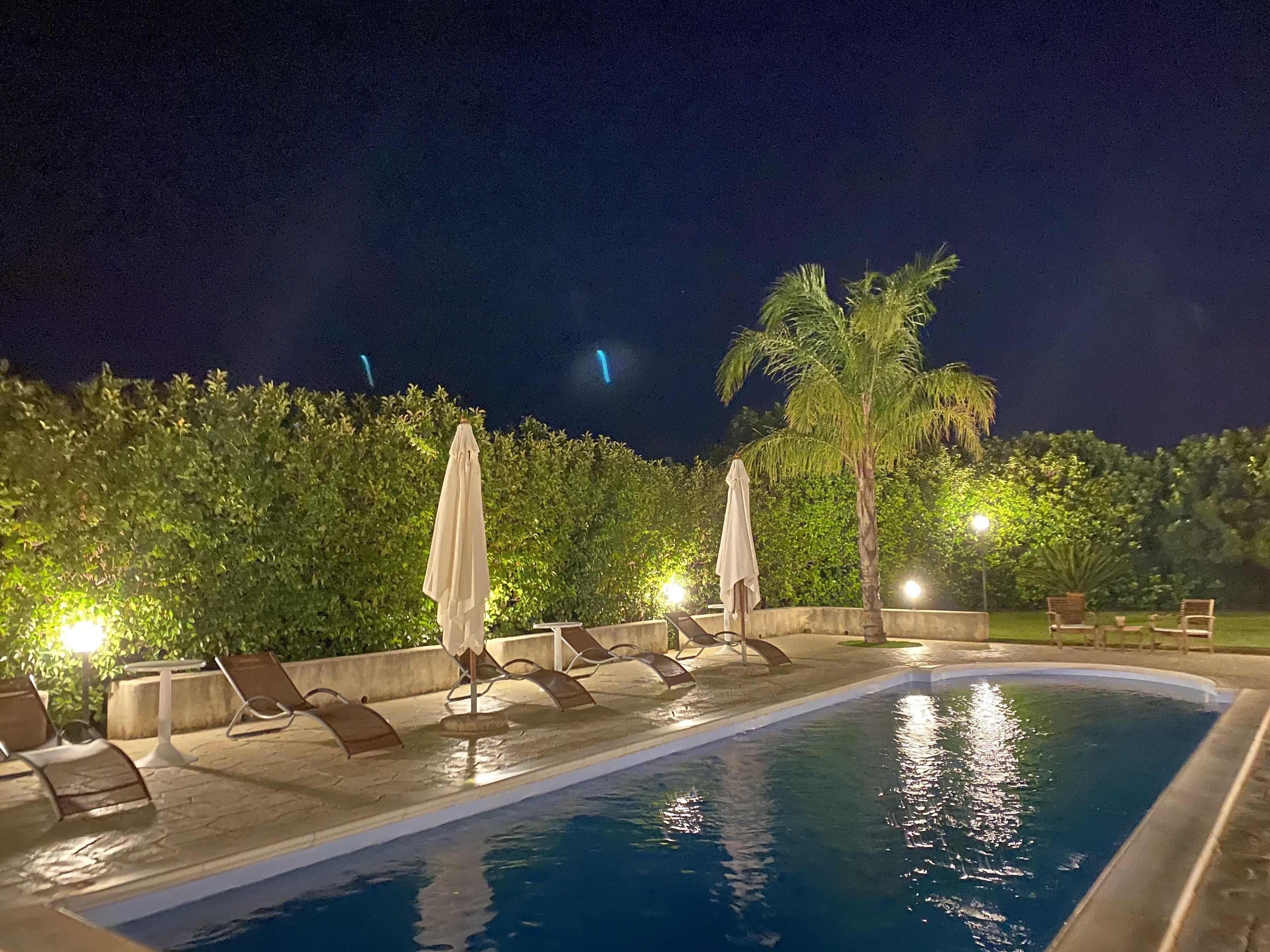 Kauden mukainen ulkouima-allas, aurinkovarjoja, aurinkotuoleja