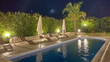 Kauden mukainen ulkouima-allas, aurinkovarjoja, aurinkotuoleja