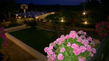 季節性室外泳池;泳池傘、躺椅