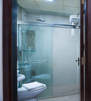 Shower, rainfall showerhead, free toiletries, hair dryer - Centara Life Muscat Dunes Hotel (Muscat)