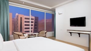 Deluxe Suite, 1 King Bed | City view