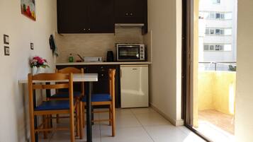 Lejlighed - 1 soveværelse - udsigt til have | Privat køkken | Køleskab, kogeplade, kaffe-/temaskine, elkedel