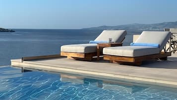 Piscina externa sazonal, funciona das 10h30 às 18h30, guarda-sóis