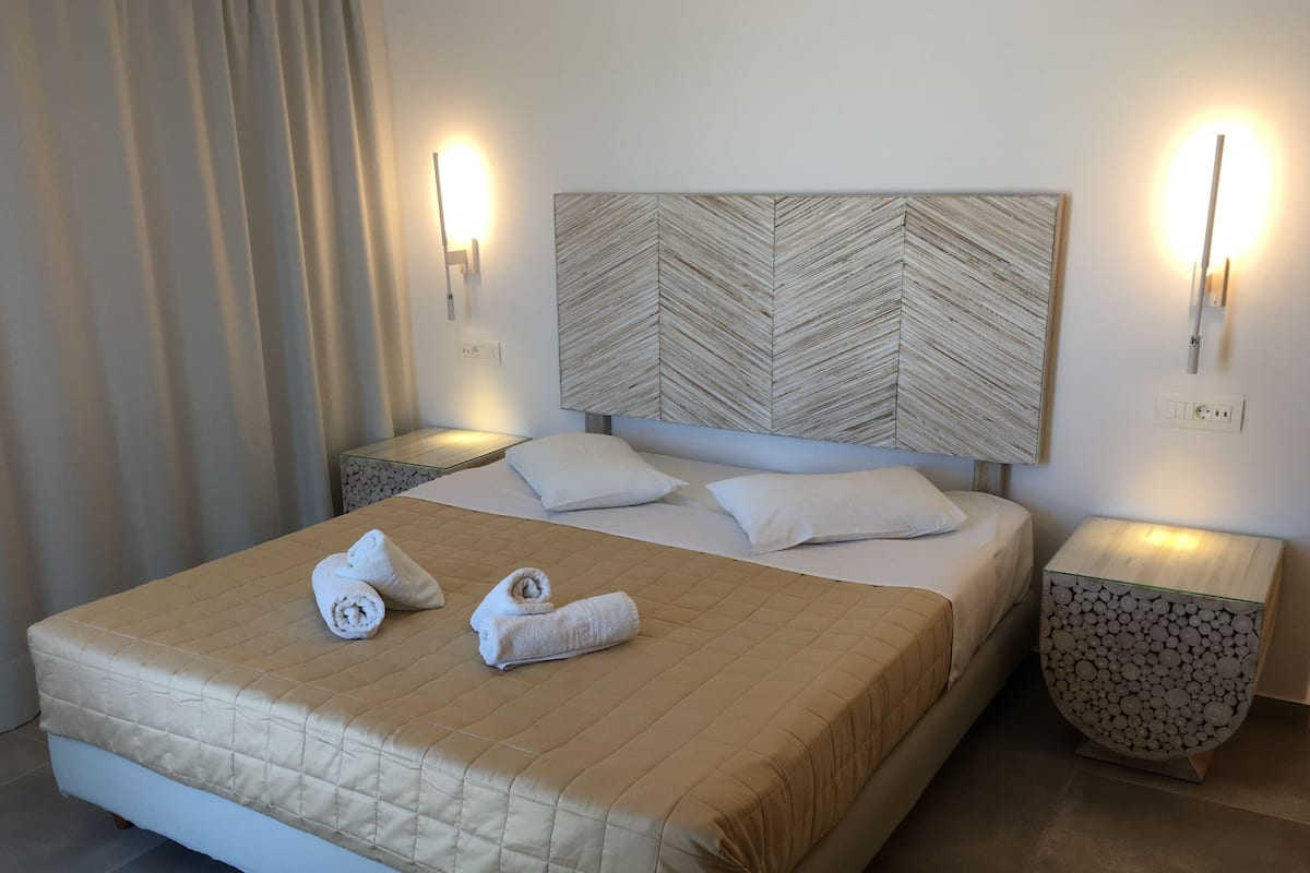 Superior Double Room, Sea View | 1 bedroom, pillowtop beds, in-room safe, soundproofing