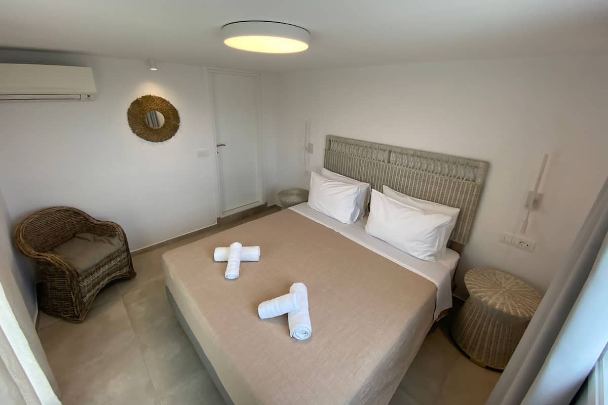 Deluxe Suite, 1 Bedroom, Sea View | 1 bedroom, pillowtop beds, in-room safe, soundproofing