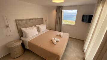 Deluxe-sviitti, 1 makuuhuone, merinäköala | Pillowtop-patjalliset sängyt, tallelokero huoneessa, äänieristys