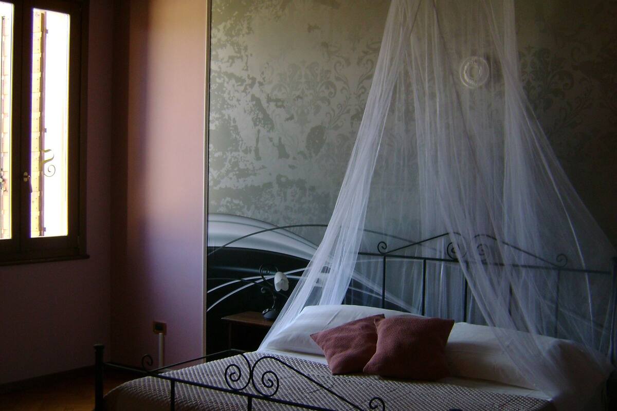 Free cots/infant beds, free WiFi