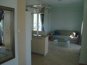 Leilighet – superior, resort-utsikt, anneks | Oppholdsrom | LCD-TV