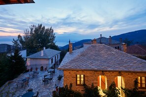 Front of property - evening/night - Dryades Hotel (Volos)