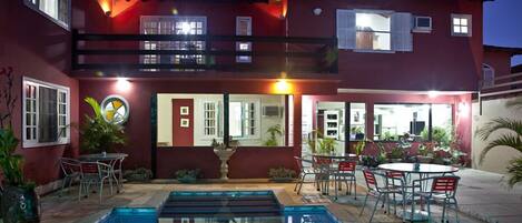 Hồ bơi ngoài trời