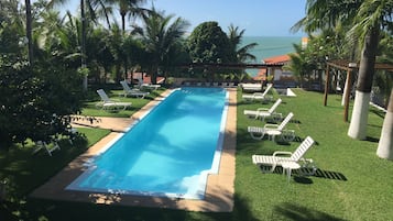 Piscine extérieure, parasols de plage, chaises longues