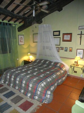 Roba de llit d'alta qualitat, cobrellits i caixa forta a l'habitació 