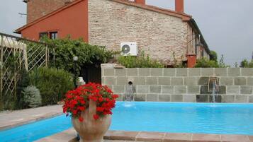 Piscine extérieure, parasols de plage, chaises longues
