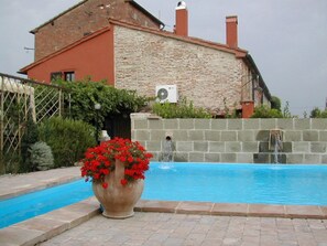 Piscine extérieure, parasols de plage, chaises longues