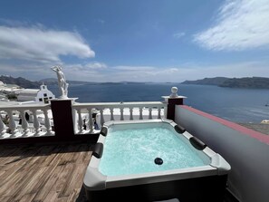 Outdoor spa tub - Maryloujohn Villas (Santorini)