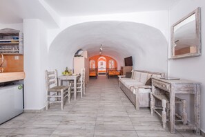 Pillow-top beds, soundproofing, free WiFi - Maryloujohn Villas (Santorini)