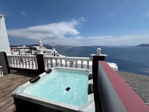 Outdoor spa tub - Maryloujohn Villas (Santorini)