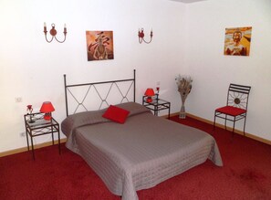 Soundproofing, iron/ironing board, cots/infant beds, rollaway beds - Hôtel Le Village Provençal (Pertuis)