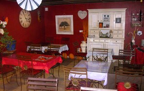 Lunch and dinner served, Fusion cuisine - Hôtel Le Village Provençal (Pertuis)