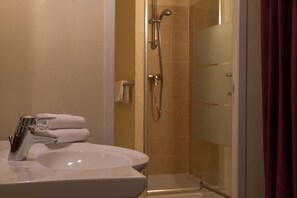 Shower, towels - Hôtel Le Village Provençal (Pertuis)